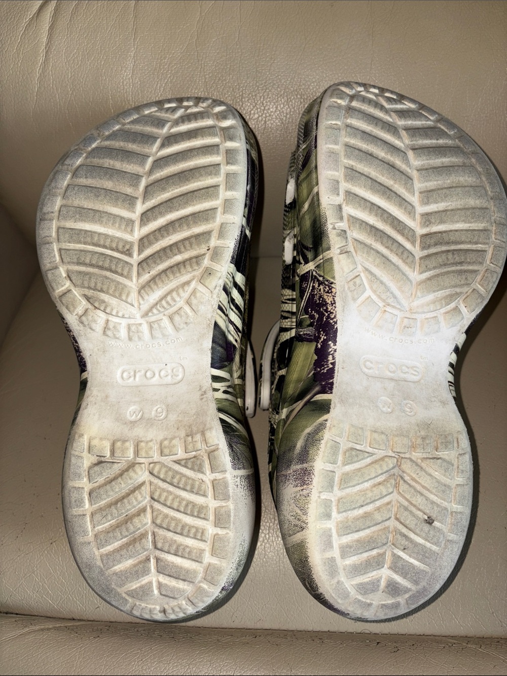 Crocs Camo Print Platform Slip-On Clogs with Strap - Picture 5 of 6